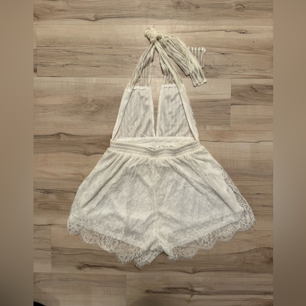 Laced backless romper - Picture 6 of 6